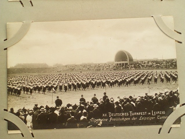 /Germany/DE_Place_1900-1949_XII. DEUTSCHES TURNFEST IN LEIPZIG. Allgemeine Freiubungen der Leipziger Turnerinnen.jpg